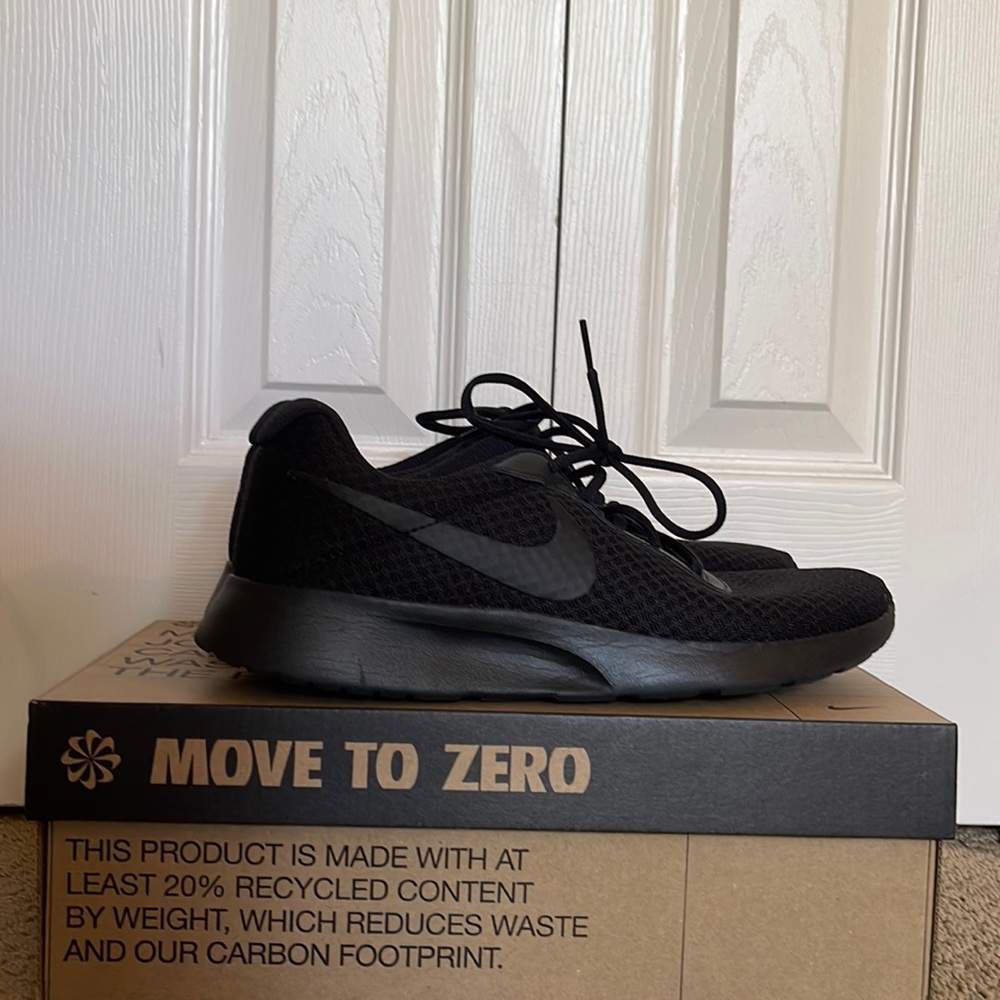 Women’s Nike Tanjun || Size: 10 || All black